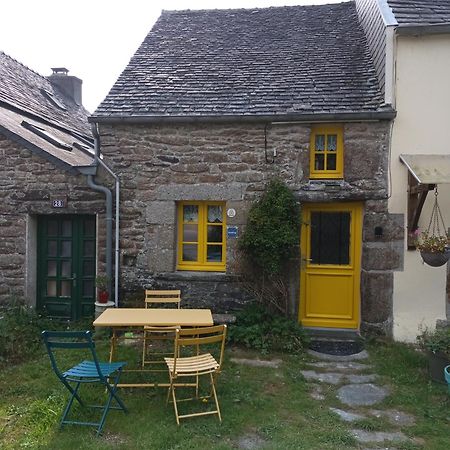 La Maison De Poupee Berrien Exterior photo