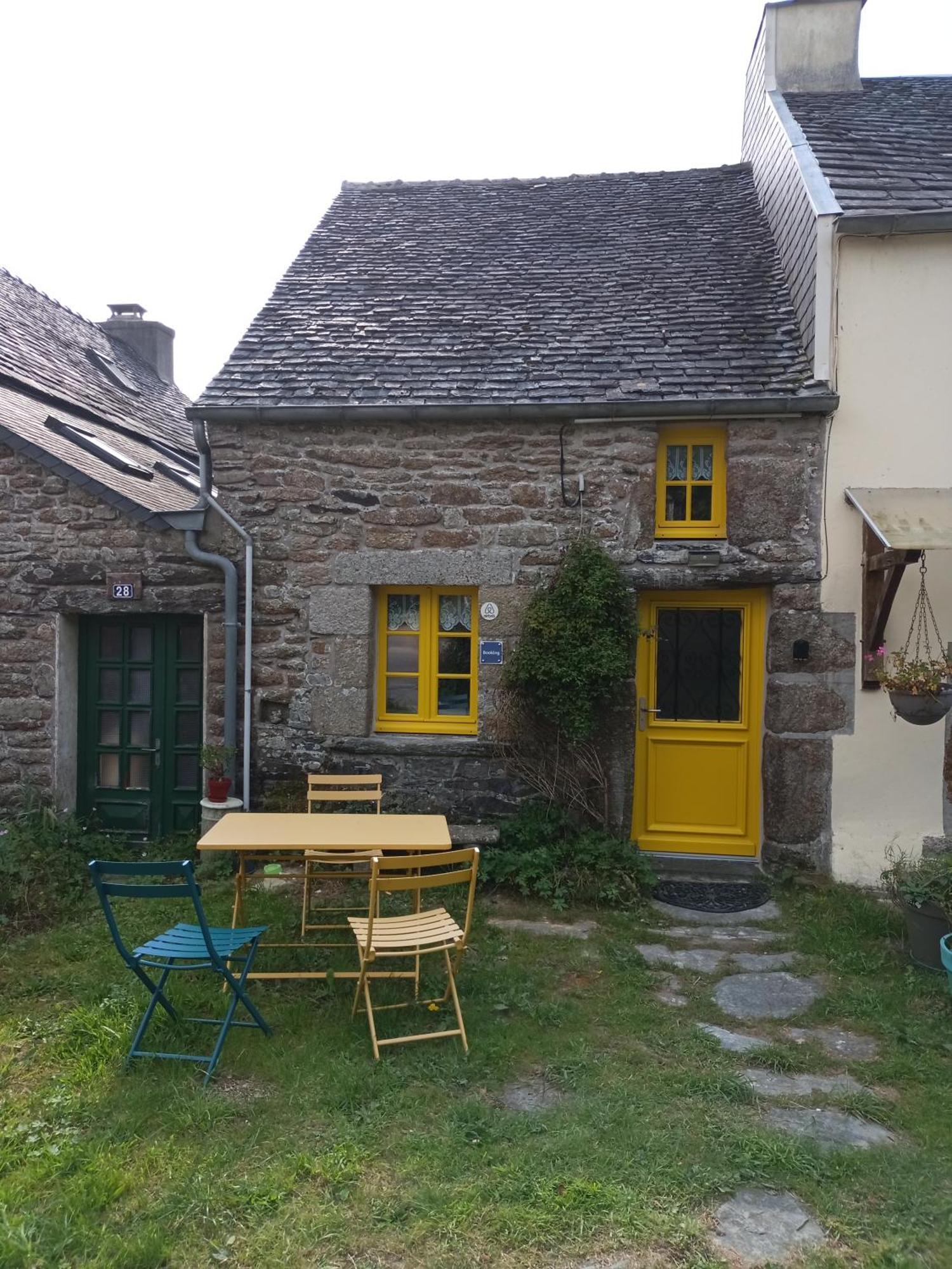 La Maison De Poupee Berrien Exterior photo