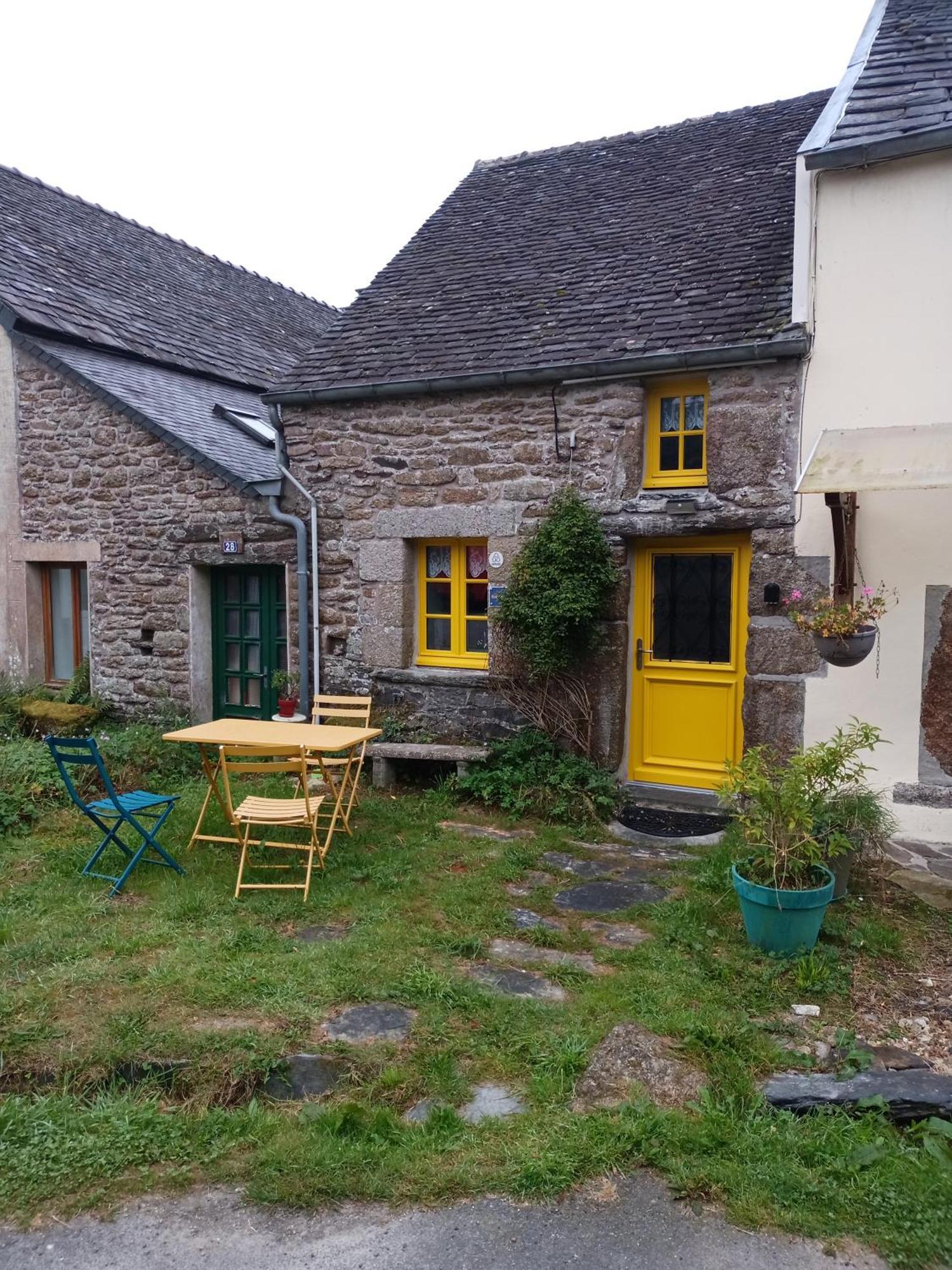 La Maison De Poupee Berrien Exterior photo